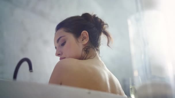 Close up hot woman touching skin in slow motion. Sensual woman washing shoulder - Felvétel, videó
