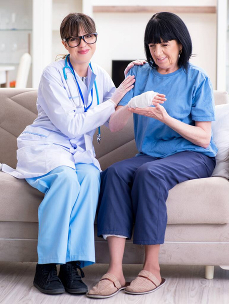 Γιατρός εξετάζει ηλικιωμένη ώριμη γυναίκα μετά το συμβάν - Φωτογραφία, εικόνα