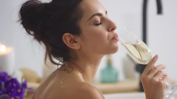 Relaxed woman drinking champagne at bath. Sexy girl relaxing with glass of wine. - Video, Çekim