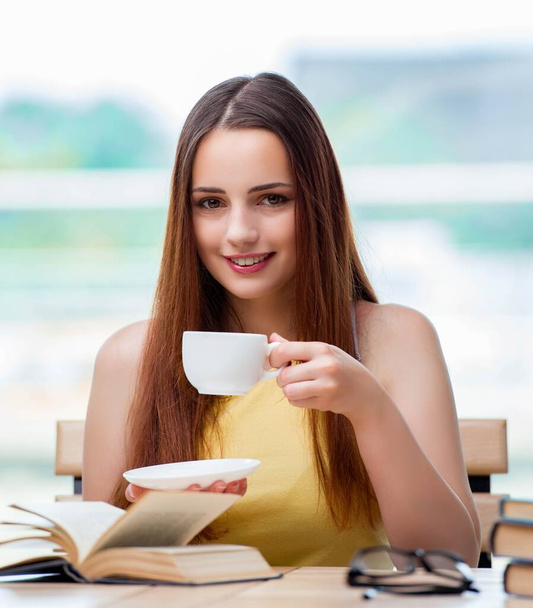 Νεαρός μαθητής ετοιμάζεται για εξετάσεις πίνοντας τσάι - Φωτογραφία, εικόνα