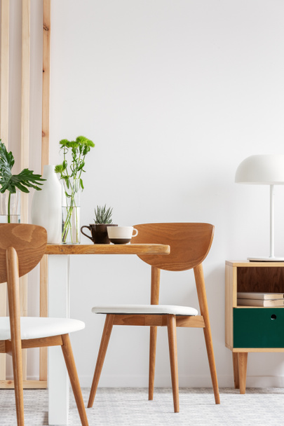 Trendy white and wood dining room design in stylish apartment - Valokuva, kuva