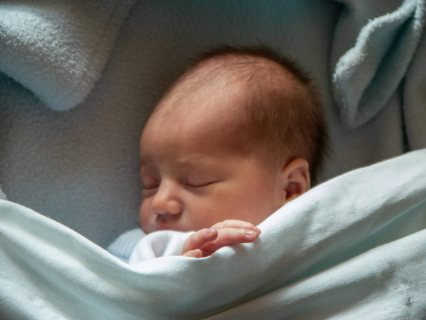 Bebé recién nacido pacífico. Caucásico, durmiendo pacíficamente
 - Foto, imagen