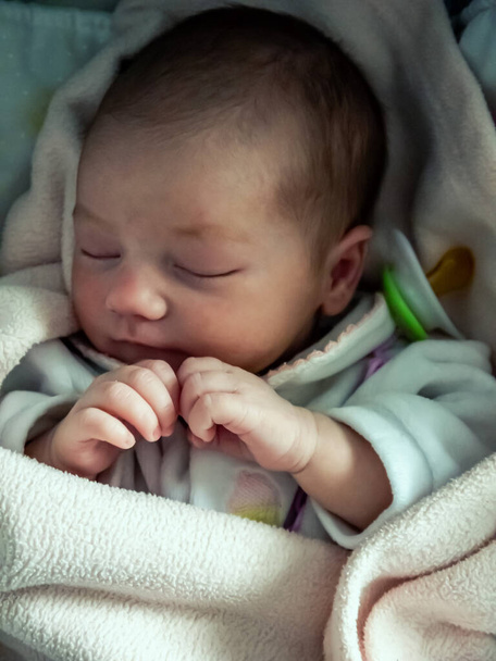Spokój noworodka. Kaukaski, śpiący spokojnie - Zdjęcie, obraz
