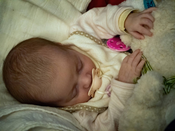 Vreedzame pasgeboren baby. Kaukasisch, rustig slapend - Foto, afbeelding
