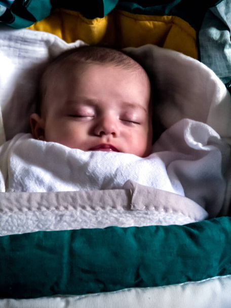 Спокійне немовля. Кавказька, спокійно спить - Фото, зображення
