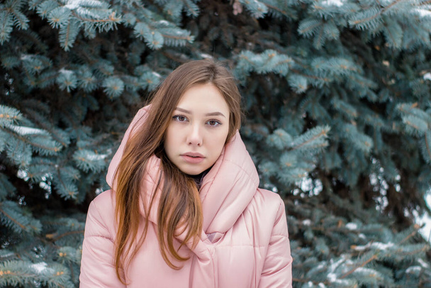 Симпатичная девушка возле снежной елки
 - Фото, изображение