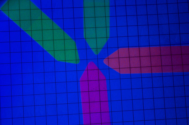 Frecce con vernice fluorescente in luce UV
 - Foto, immagini