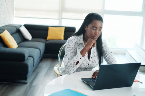 Fekete nő dolgozik otthonról Laptop számítógép - Fotó, kép