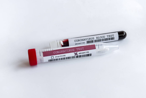 Dwie tuby z krwią koronawirusa i test szpatułkowy na białym tle - Zdjęcie, obraz