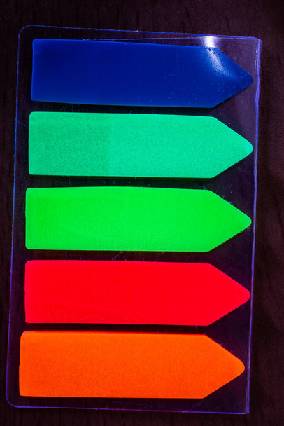 Flechas con pintura fluorescente en luz UV
 - Foto, Imagen