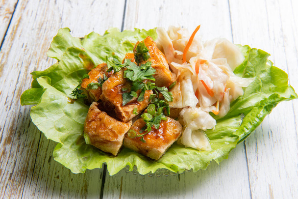 Haiseva tofu on kiinalainen fermentoidun tofun muoto, jolla on voimakas tuoksu
 - Valokuva, kuva