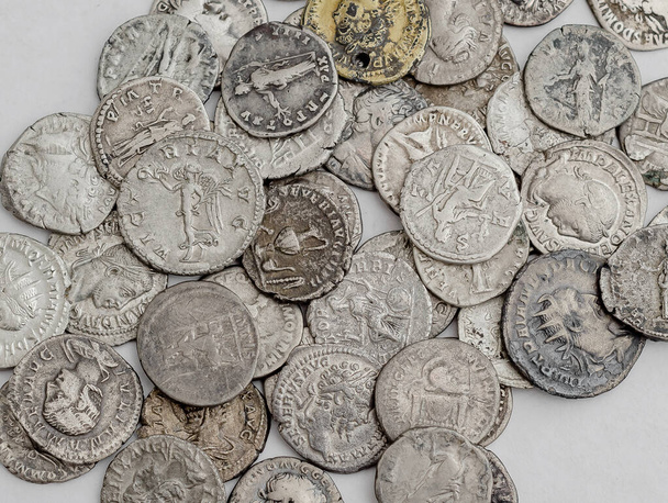 Monedas romanas antiguas, pequeña pila de dinero en efectivo sobre fondo blanco
 - Foto, Imagen