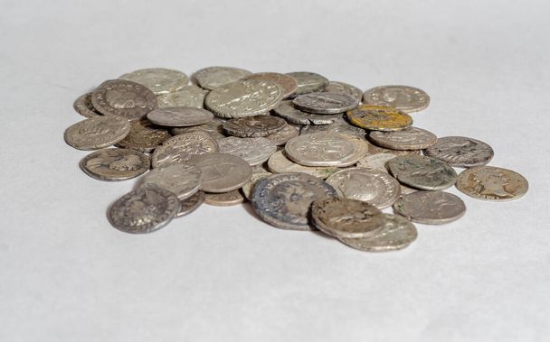 Antieke Romeinse munten, kleine stapel geld op witte achtergrond - Foto, afbeelding