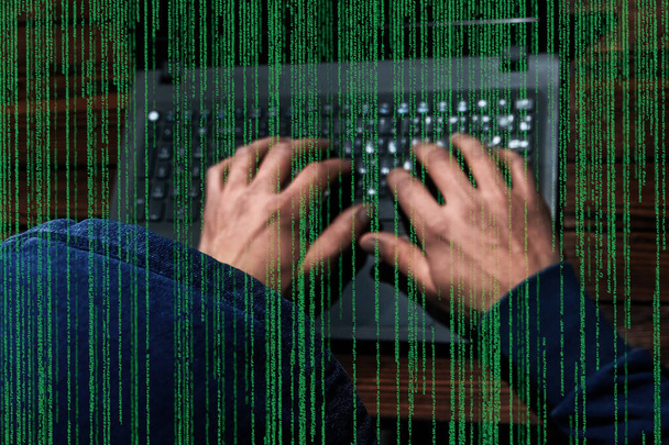 Хакер с ноутбуком и абстрактный двоичный код. - Фото, изображение