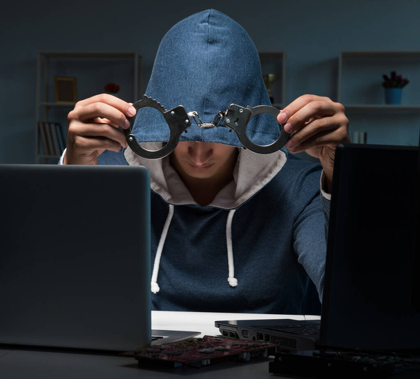 Хакер взламывает компьютер ночью - Фото, изображение