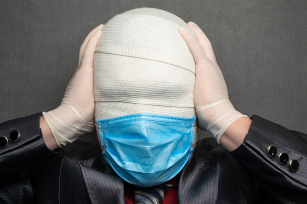 L'uomo in incognito con una maschera medica è vestito con un abito da lavoro
 - Foto, immagini