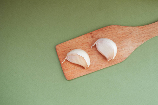 Garlic on a wooden spatula. We boost immunity with food. - Foto, Imagem