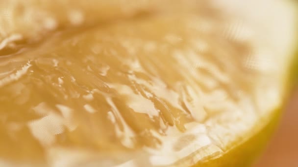 MOTION LENT : Des gouttelettes d'eau rafraîchissante tombent sur la tranche de citron aromatique
. - Séquence, vidéo