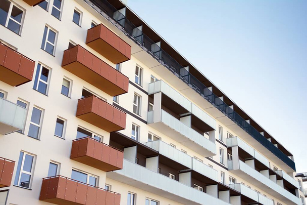 Modern apartman épületek egy napsütéses napon, kék égbolttal. Modern lakóház homlokzata - Fotó, kép