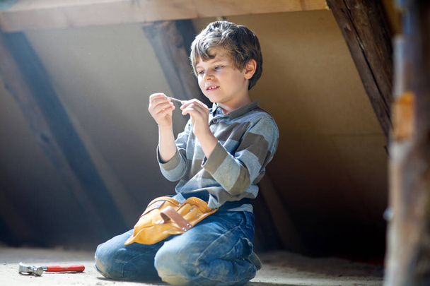 Kleine jongen jongen helpen met speelgoed site hulpprogramma's op construciton. - Foto, afbeelding