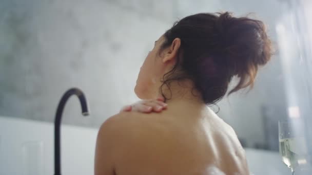 Dögös nő masszírozza a testét a fürdőkádban. Érzéki lány megérinti a bőrt habfürdőben - Felvétel, videó
