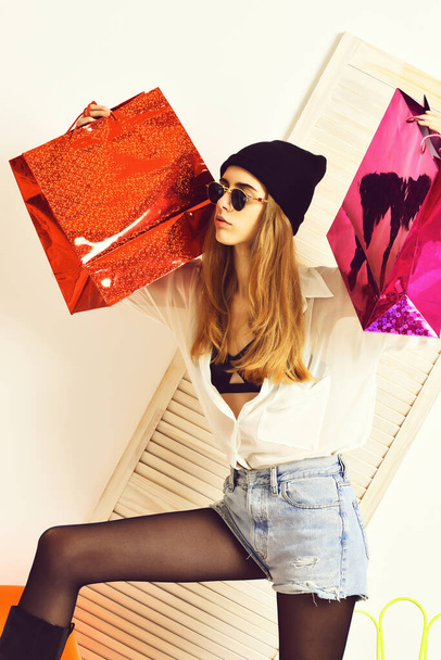pretty sexy woman in sunglasses with colorful present package - Fotografie, Obrázek