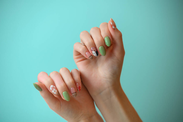 close up de mãos femininas com bela manicure
 - Foto, Imagem