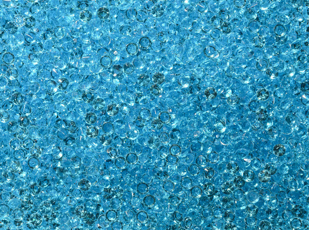 Κοντινό πλάνο μοτίβο των πολλών μπλε κρυστάλλων rhinestone, υπερυψωμένη κορυφαία άποψη, ακριβώς πάνω - Φωτογραφία, εικόνα