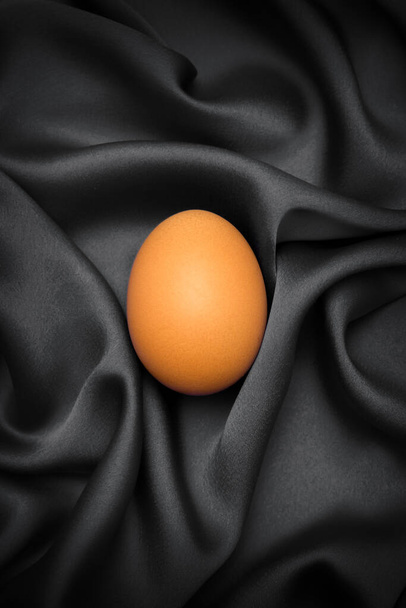 huevo de Pascua sobre fondo negro - Foto, imagen