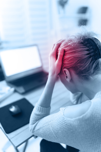 Mujer sintiéndose mal, dolor de cabeza mientras trabaja en un ordenador portátil
. - Foto, imagen
