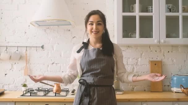 the pastry chef plays flour. Fun in the kitchen - Video, Çekim