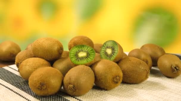 Fruta Kiwi fresca na mesa
 - Filmagem, Vídeo