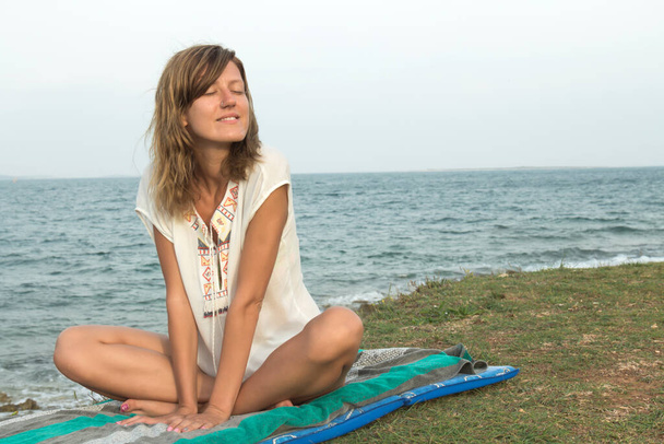Młoda kobieta ciesząca się latem na plaży. - Zdjęcie, obraz