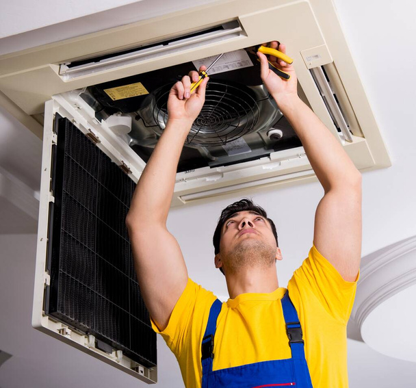 Réparateur unité de climatisation de plafond de réparation - Photo, image