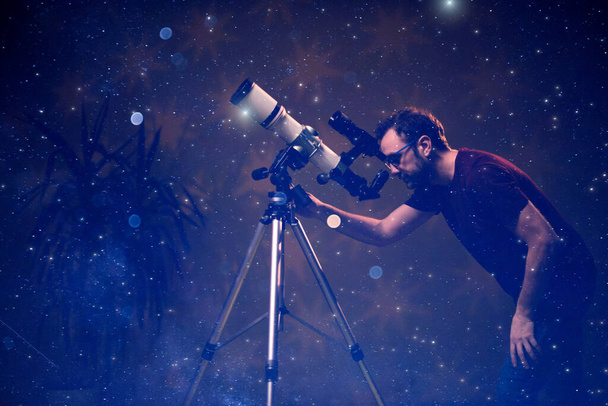 Amatérský astronom se dívá na hvězdy dalekohledem. Astronomie a astrologie koncepce. - Fotografie, Obrázek