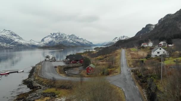 Norvégia természete. Norvég fjord felett repülve - Felvétel, videó