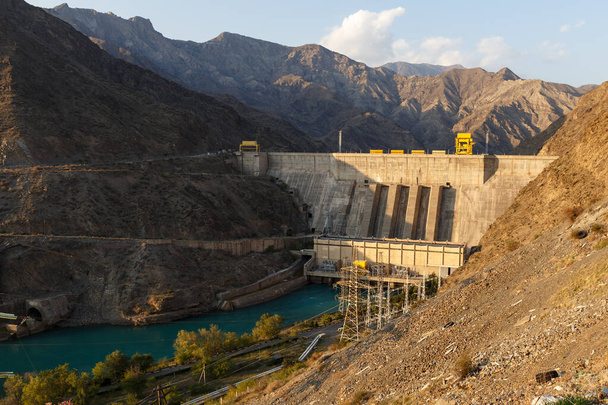 central hidroeléctrica en el río Naryn, Kirguistán
 - Foto, imagen
