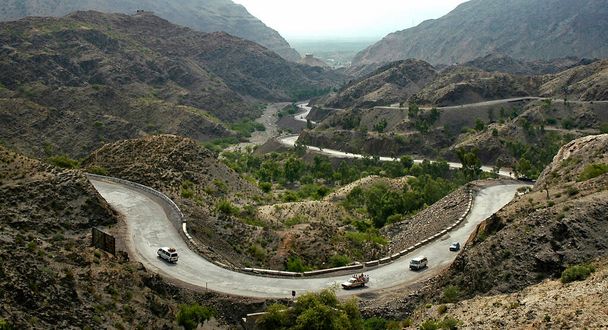 Хайберский перевал на севере Пакистана. Автомобили поднимаются по Хайберскому перевалу на пакистанской стороне. Хайберский перевал является жизненно важной дорогой из Пешавара, Пакистан в Ланди Котал и Торкхэм в Афганистане.
 - Фото, изображение
