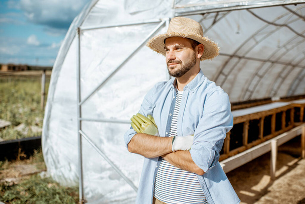 Agricultor en la granja con caracoles
 - Foto, Imagen