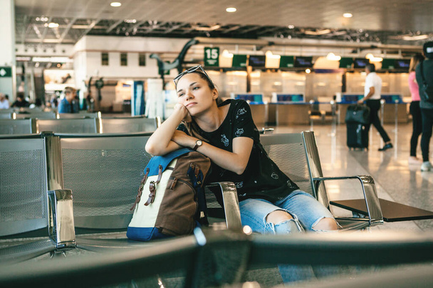 Üzgün ya da sıkılmış kız turist - Fotoğraf, Görsel