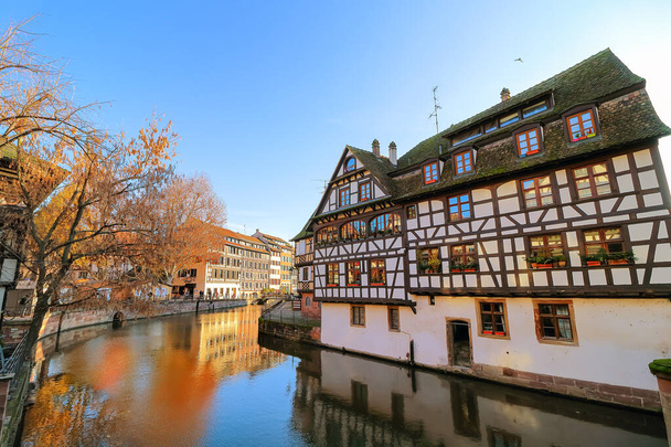 Perinteiset puoli-puutaloja La Petite Ranska, Strasbourg, Alsace, Ranska
 - Valokuva, kuva