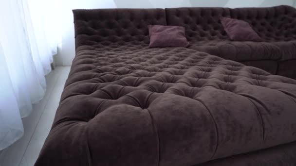 現代的な内装のアパート。茶色の革のソファ付きのリビングルーム - 映像、動画