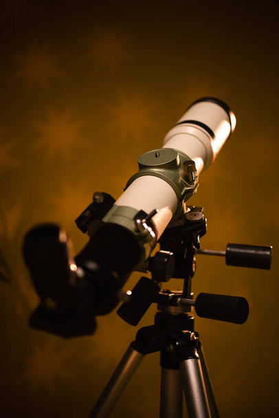 Teleskop do obserwacji wszechświata - astronomia i astrologia. - Zdjęcie, obraz