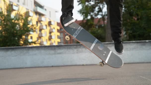 SLOW MOTION, CLOSE UP: Unerkennbarer Skateboarder landet perfekten Kickflip. - Filmmaterial, Video