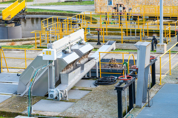Filtrado de residuos (principalmente papel higiénico y tejidos) en una planta de tratamiento de aguas residuales
 - Foto, Imagen