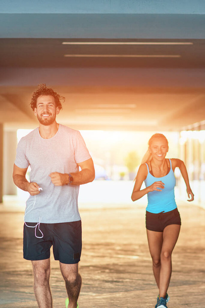 Сучасна жінка і чоловік бігають / займаються спортом в міському середовищі
. - Фото, зображення