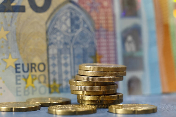 Банкнота знаходиться на тлі монет. Валюта зони євро в обігу з 2002 року
.  - Фото, зображення