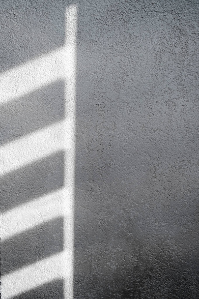 Тінь і світло крізь вікно жалюзі на плитці. Абстрактна форма ранкового світла і тіні на стіні
. - Фото, зображення