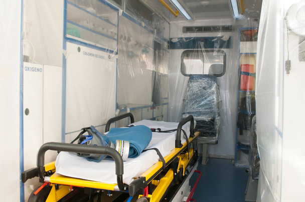 Krankenwagen mit medizinischem Bett für Pandemie oder Viruskrise - Foto, Bild