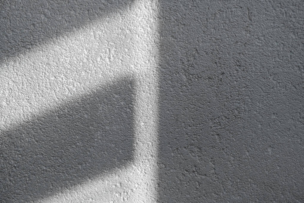 Тінь і світло крізь вікно жалюзі на плитці. Абстрактна форма ранкового світла і тіні на стіні
. - Фото, зображення